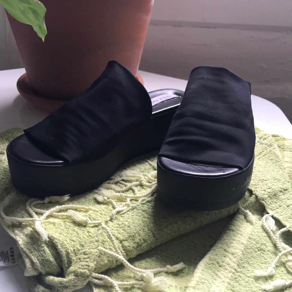 Steve Madden platform slides / sandals
